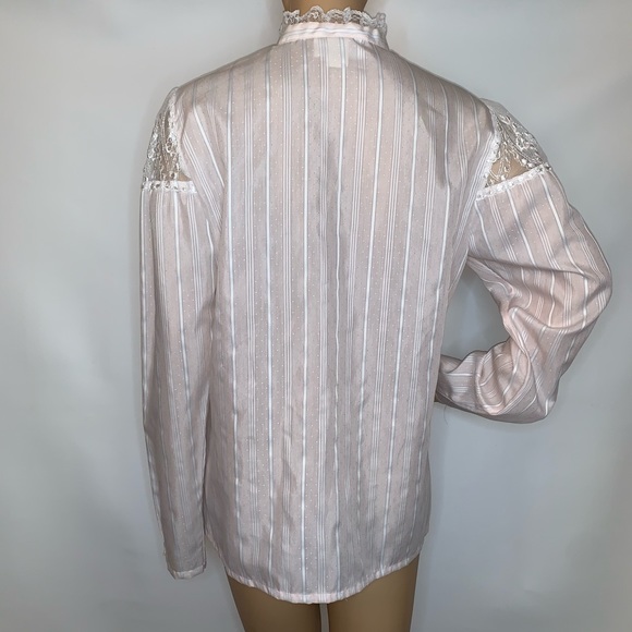 Vintage shapely lace embroidered flower blouse - Picture 2 of 9